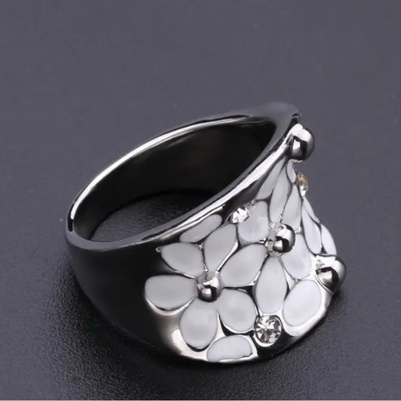 925 Silver Plated White Flower Ring - Picture 4 of 6